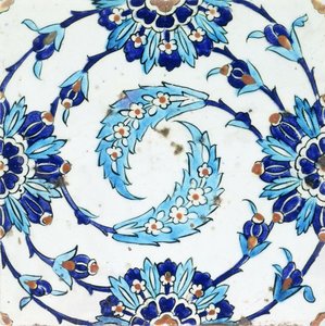 Eine Iznik-Keramikfliese mit einem spiralförmigen Blumenmotiv, frühes 17. Jahrhundert von Turkish School
