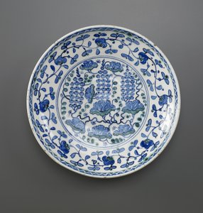 Schale mit Traubendesign, Iznik, Osmanische Dynastie