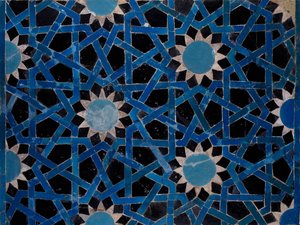Fliesenplatte mit geometrischen Motiven aus Konya, Türkei, Seldschukische Zivilisation