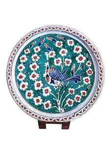 Pfau, der auf dem Ast eines Wildrosenstrauchs sitzt von Turkish School