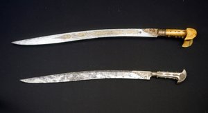 Der Yatagan, türkisches Schwert, das seine Form den Bajonetten gab. 19. Jahrhundert.