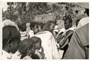 Männer, Frauen und Kinder in Axum, Äthiopien, Fotografie von Ugo Monneret de Villard von Ugo Monneret de Villard