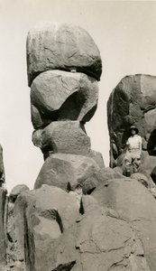 Felsen in Goz Regeb, Sudan, Fotografie von Ugo Monneret de Villard, um 1925 von Ugo Monneret de Villard