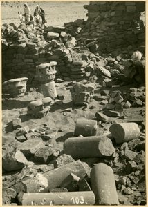 Ruinen der mittelalterlichen Kirche von Serreh, Sitte Gasma, Sudan, Fotografie von Ugo Monneret de Villard von Ugo Monneret de Villard