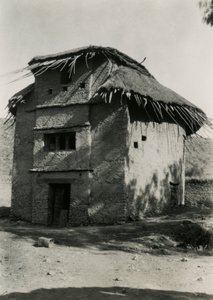 Quadratische Hütte mit Strohdach, Axum, Äthiopien, Fotografie von Ugo Monneret de Villard