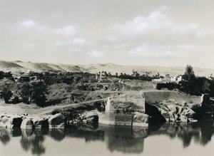 Blick auf die Insel Elephantine mit dem Nil, Ägypten, Foto von Ugo Monneret de Villard