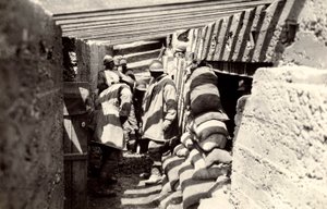 Neue italienische Schützengräben nach dem Vormarsch in österreichisches Gebiet am Stadtrand von Selz während des Ersten Weltkriegs, 04-07/1916