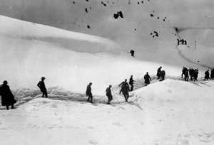 Soldaten marschieren während des Ersten Weltkriegs in Richtung Freikofel von Ugo Ojetti