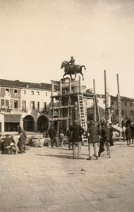 Das Reiterdenkmal „Gattamelata“ während der Restaurierung in Padua während des Ersten Weltkriegs von Ugo Ojetti