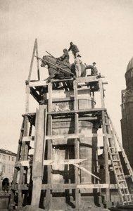 Das Reiterdenkmal „Gattamelata“ während der Restaurierung in Padua während des Ersten Weltkriegs von Ugo Ojetti