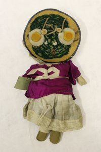 Miss Spinat Stoffpuppe, Kopf in Form eines Tellers mit Spinat und Eiern von Una Maw