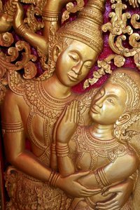 Wat Ong Teu buddhistischer Tempel. Türschnitzerei, die eine Szene aus dem Ramayana darstellt von Unbekannt