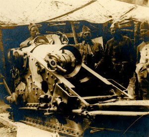220-Kanone in ihrer Stellung, ca. 1914-1918