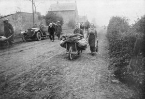 Ein britischer Soldat hilft einer Frau, in ihr Dorf zurückzukehren, Frankreich, 1918 von Unbekannt