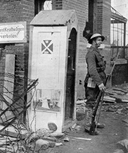 Ein britischer Soldat auf Wache nach dem Fall von Peronne, Frankreich, Erster Weltkrieg, 1917, ca. 1920 von Unbekannt