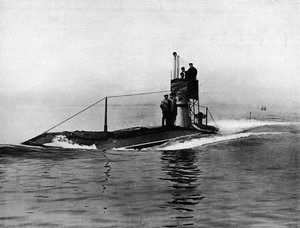 Ein britisches U-Boot auf der Wasseroberfläche von Unbekannt