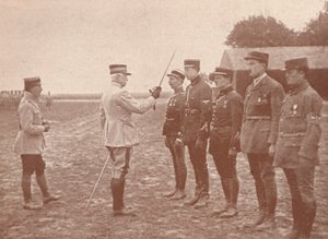 Ein französischer General verleiht Auszeichnungen an Flieger, ca. 1918 1919 von Unbekannt
