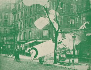 Ein französisches Flugzeug landet in einer Pariser Straße, um 1917 von Unbekannt