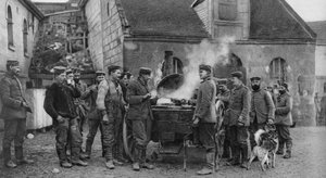 Eine Feldküche der deutschen Armee in einem französischen Dorf, Erster Weltkrieg, 1915