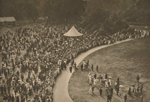Ein Blick auf eine der jährlichen königlichen Gartenpartys auf den bewaldeten Rasenflächen des Buckingham Palace von Unbekannt