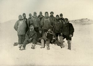 Eine Gruppe der Landpartie bei den Winterquartieren, um 1908, 1909 von Unbekannt