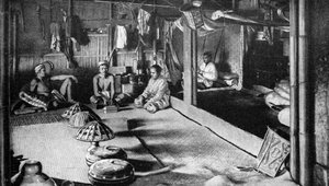 Ein Langhaus eines Kalimantan-Einheimischen, Borneo, 1922