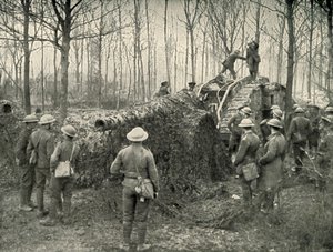 Ein Landship bringt unter Tarnung eine 5,9 deutsche Marinekanone herein, 1919 von Unbekannt