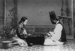 Ein Mann und eine Frau spielen ein Spiel von Baduk oder 