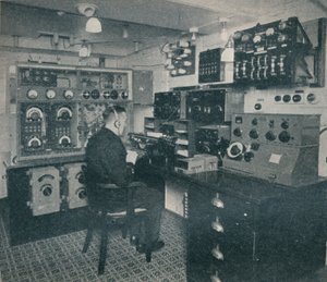 Ein Marconi-Funkoperator empfängt Funknachrichten, während die Empress of Britain den Atlantik überquert