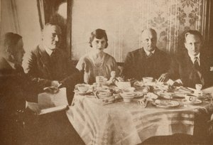 Eine Mahlzeit an Bord des Graf Zeppelin während des Fluges über den Atlantik, 1927 von Unbekannt