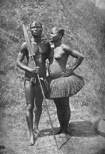 Ein Mulolo-Krieger aus dem Kongo und seine Frau aus den zentralen Kongo-Regionen, 1902