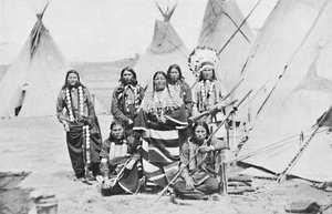 Ein indianischer Häuptling und Frauen