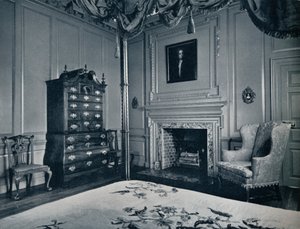 Eine Neuengland-Kommode mit Bombe-Basis in einem der Schlafzimmer des Palastes von Williamsburg von Unbekannt