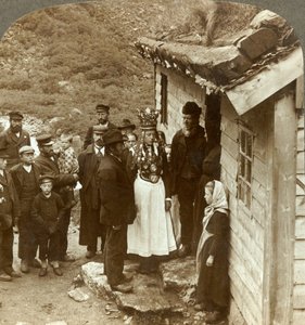 Eine Braut und ein Bräutigam aus Nordfjord mit Gästen und Eltern an der Haustür, Brigsdal, Norwegen, ca. 1905