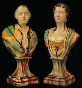 Ein Paar Staffordshire-Tonbüsten, die König George III. und Königin Charlotte darstellen