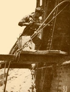Ein Nietenhammer im Einsatz auf der Sydney Harbour Bridge, um 1930 von Unbekannt