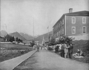 Eine Straße in Sitka, Alaska, um 1897 von Unbekannt