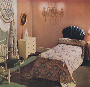 Eine Vantona Court Bettdecke verleiht diesem Schlafzimmer eine luxuriöse Note, 1942