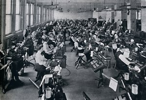 Ansicht der größten Batterie von Setzmaschinen der Welt, 1916