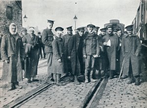 Eine Gruppe von Neuve Chapelle Verwundeten an einem französischen Bahnhof, 1915 von Unbekannt