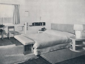 Ein Schlafzimmer in einem Landhaus, von Duncan Miller, London, 1936 von Unbekannt