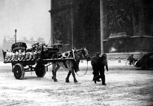 Ein Wagen voller knapper Kohle, besetztes Paris, Januar 1941 von Unbekannt