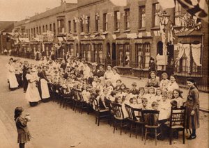 Eine Kinder-Teeparty in einer Straße im East End von London zur Feier des Versailler Vertrags von Unbekannt