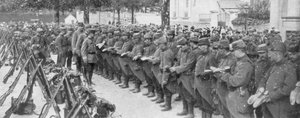 Ein Oberst überprüft die Stiefel seiner Soldaten, Saint-Francois-Xavier, Paris, Frankreich, August 1914