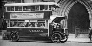 Ein Doppeldeckerbus vor den Gerichtsgebäuden, London, 1926-1927