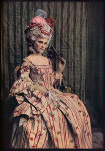 Ein Kleid von bezaubernden Proportionen in wunderschönem französischem Brokat. Zeitraum 1775-85, ca. 1913