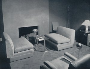 Eine Gruppe am Kamin in einem von Russel Wright entworfenen Wohnzimmer