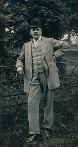 Ein Herr im Anzug und Melone, um 1910 von Unbekannt