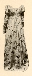 Ein Kleid aus bufffarbenem glasiertem Chintz, getragen von Madame Chevalier, um 1795, 1937 von Unbekannt