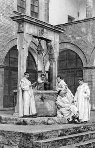 Eine Gruppe von Mönchen im Kloster Monte Oliveto Maggiore, Italien